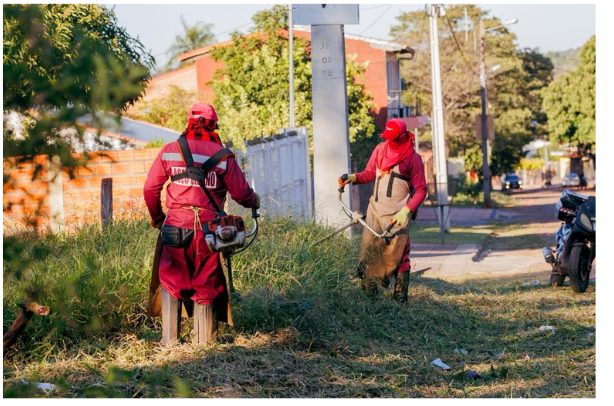 Cuadrilla municipal de Ñemby trabajando en una calle de barrio